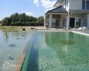 Ogromny basen w ogrodzie 