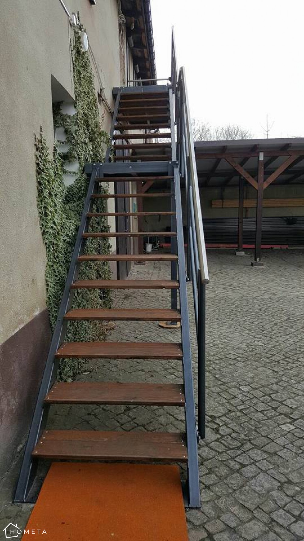 Metalowe schody zewnętrzne z drewnianymi stopniami