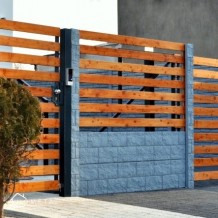 Drewniano - betonowe ogrodzenie