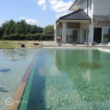 Ogromny basen w ogrodzie 