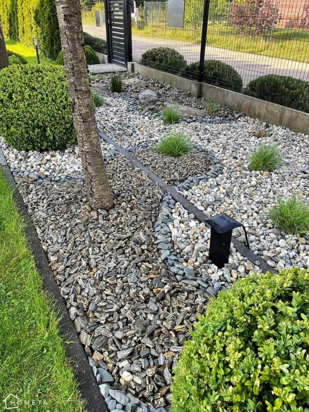 Kamienie w ogrodzie (kora i otoczaki)